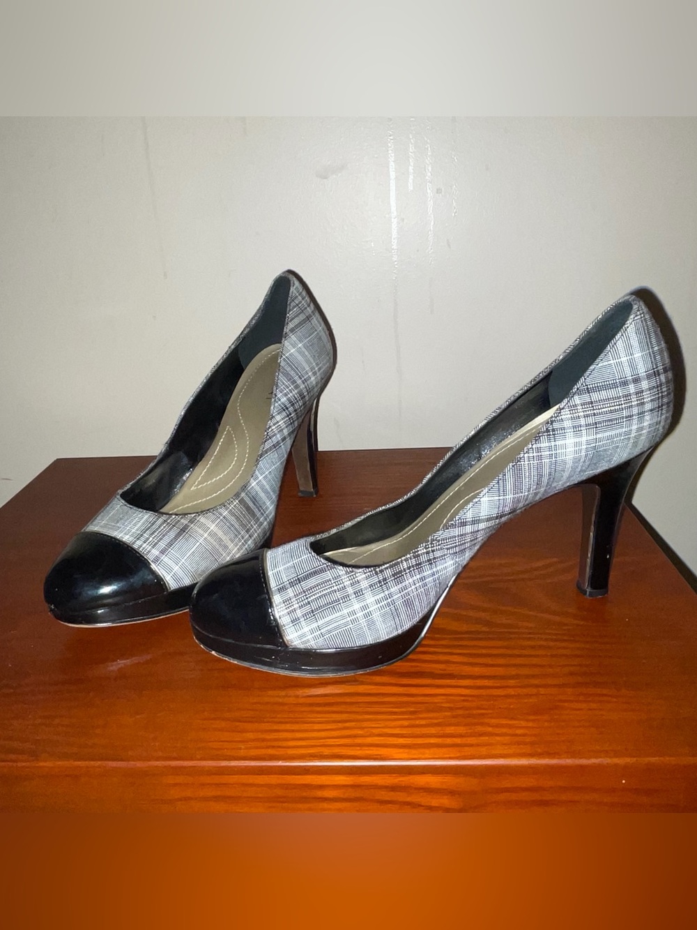 Tahari Black Gray Plaid Cap Toe Pumps Patent Kitten Heels Office Shoes